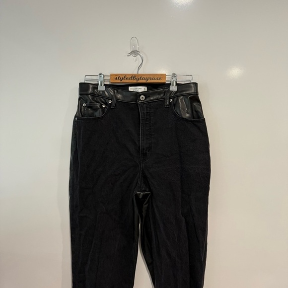Abercrombie & Fitch Curve Love 90’s Straight Jean Vegan Leather Jean Mixed - Picture 7 of 11